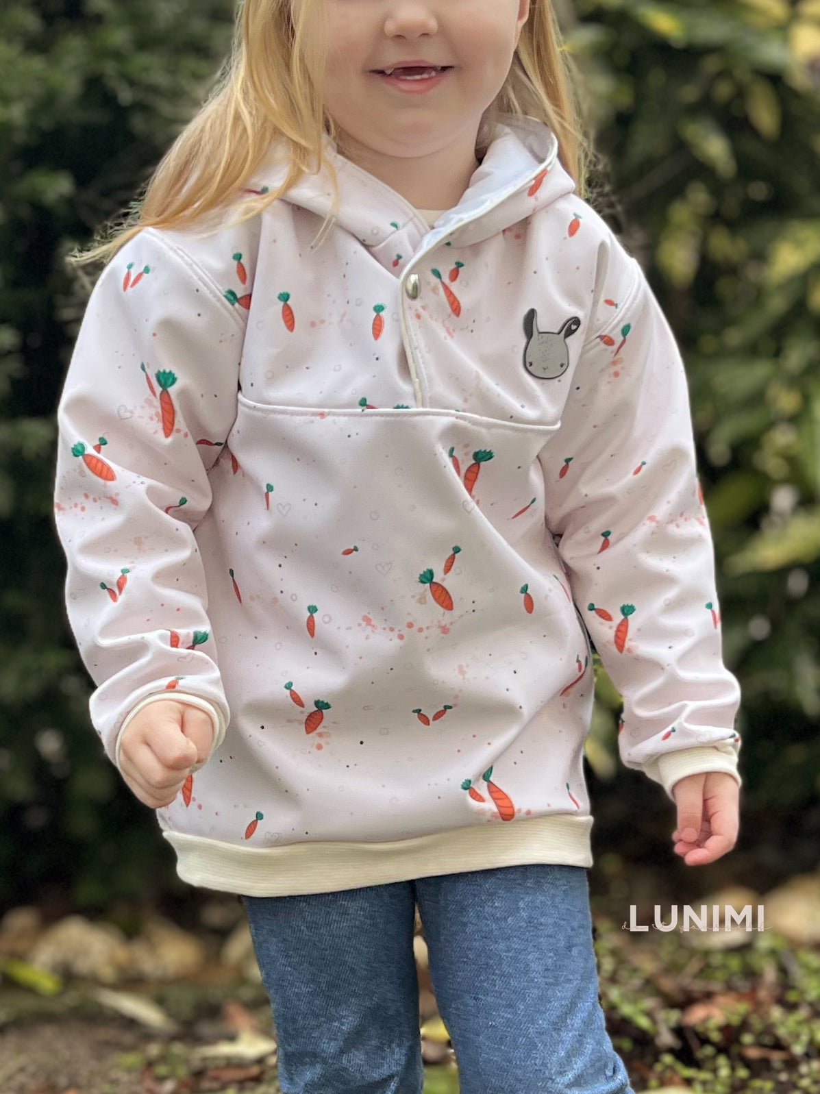 Love carrots in the heart Eigenproduktion beige