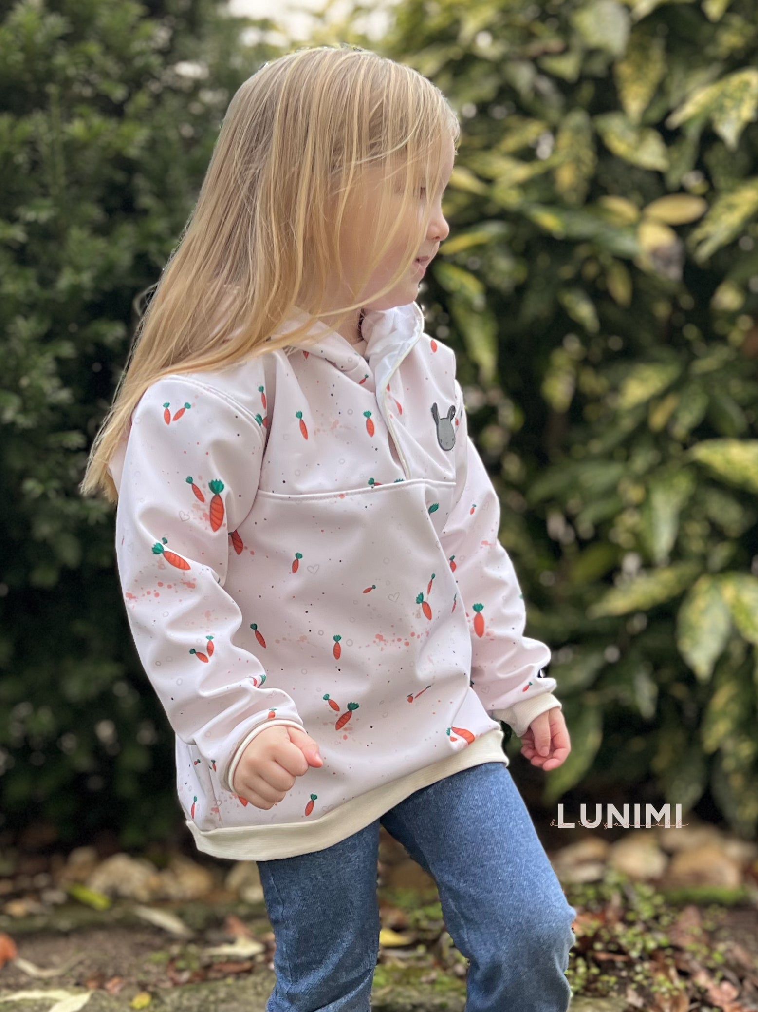 Love carrots in the heart Eigenproduktion beige